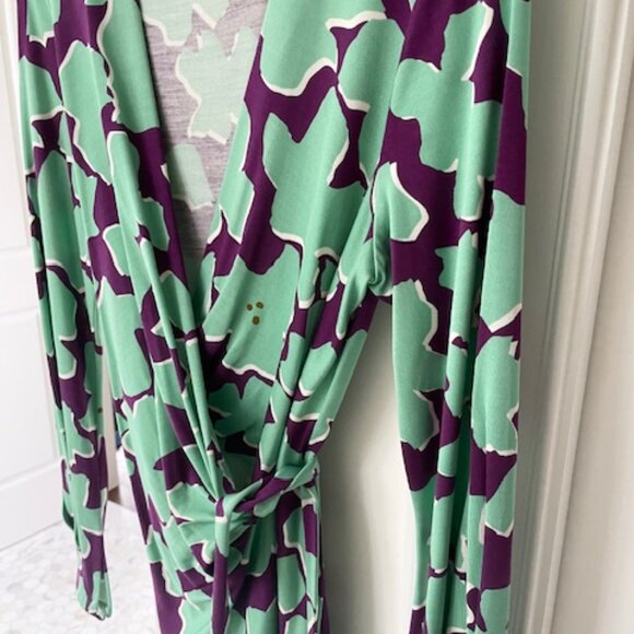 DVF Purple and Green Patterned Wrap Dress - 100% Silk, Size 8 - Picture 4 of 11